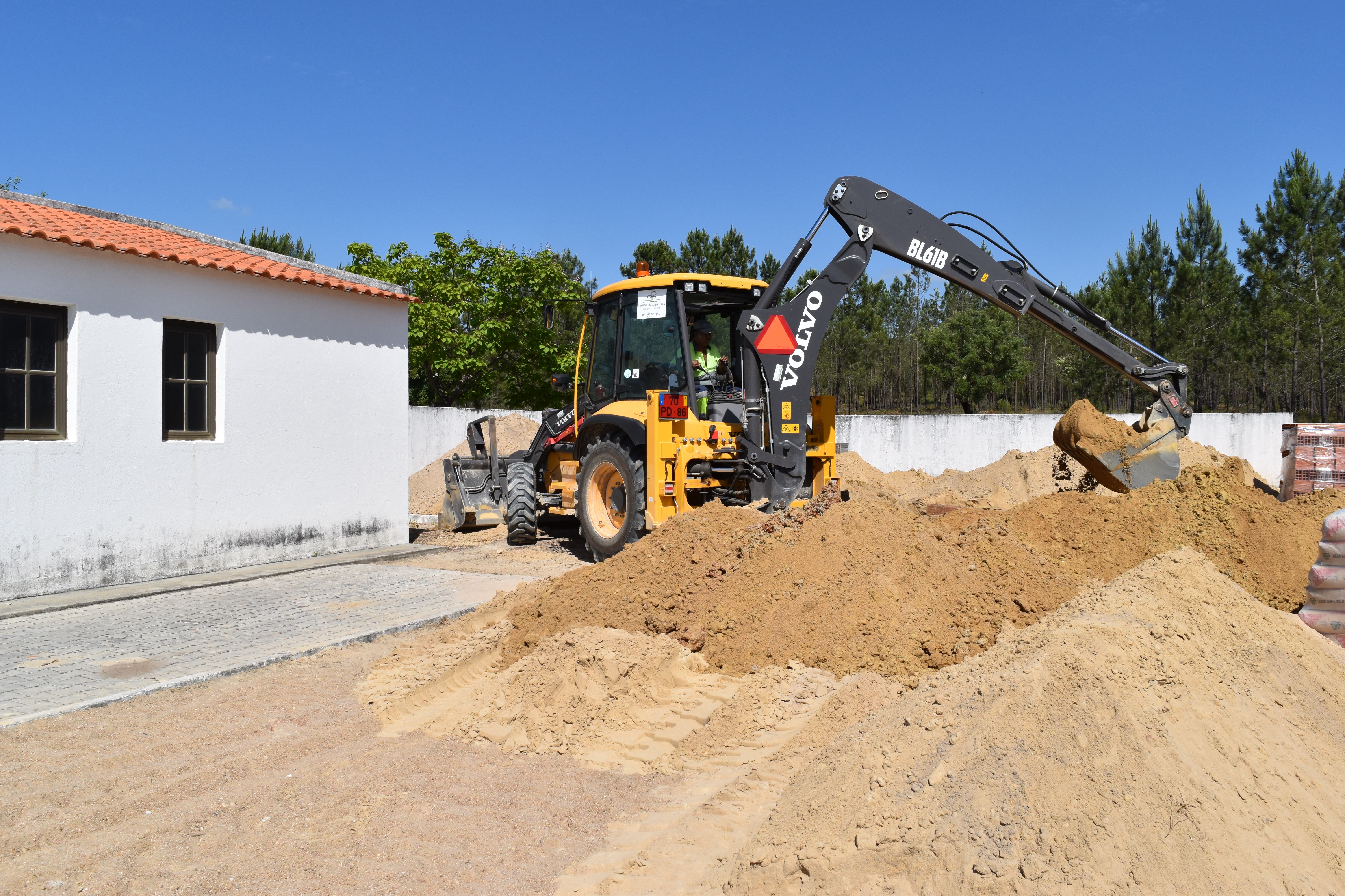 Construcao de Sepulturas no Rebocho 